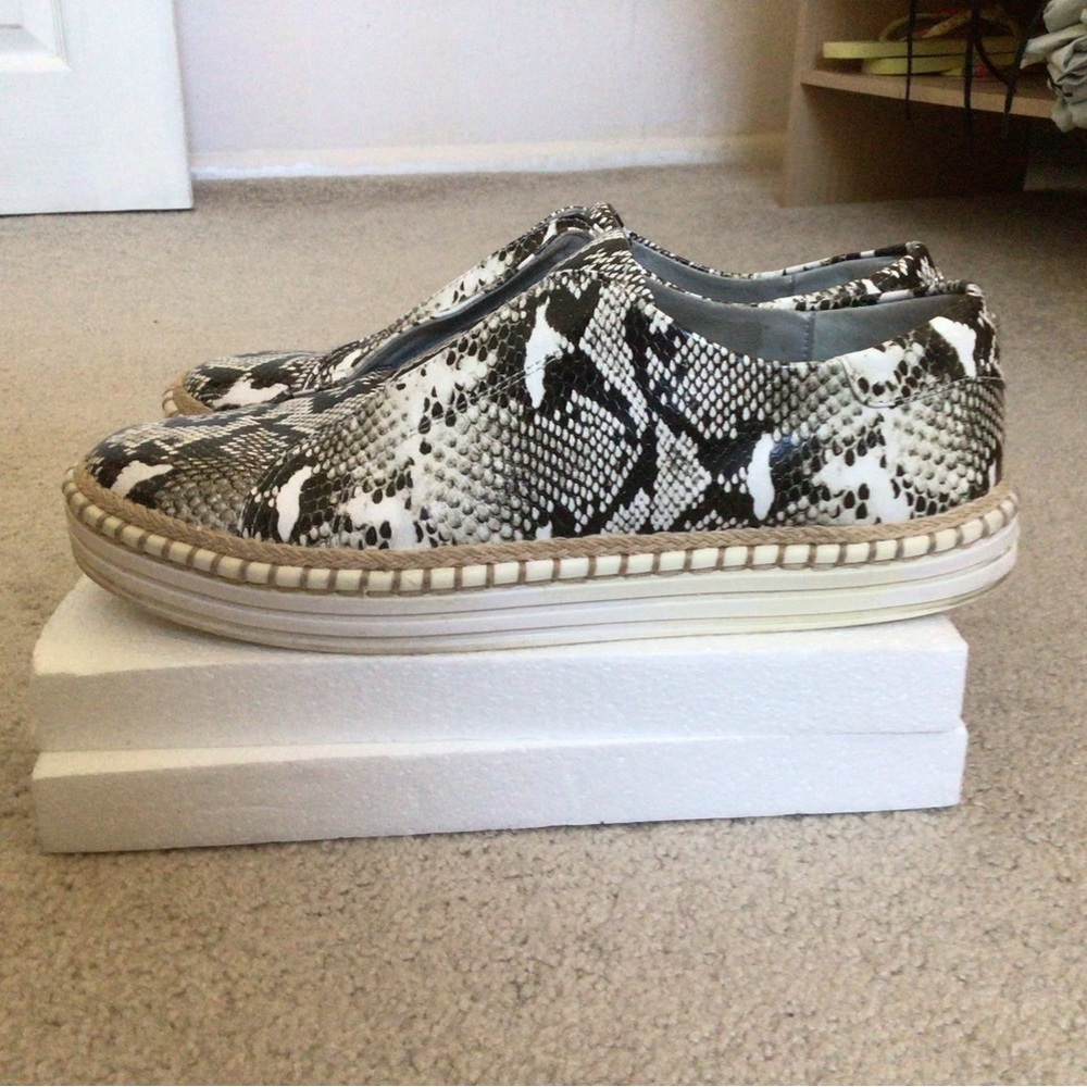 J SLIDES SNAKE PRINT- SIZE 8.5 - SLIP ON